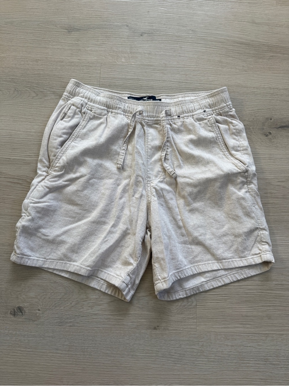 Hollister Men's Epic Flex jogger shorts in a light beige/cream textured finish